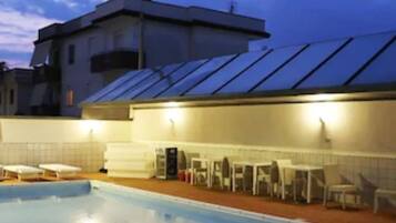 Una piscina al aire libre de temporada