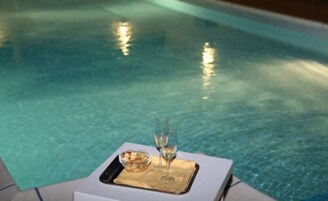 Una piscina al aire libre de temporada