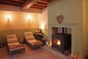 Un sauna, una bañera de hidromasaje, baño turco