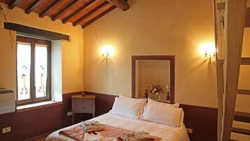 Premium bedding, in-room safe, free WiFi, bed sheets