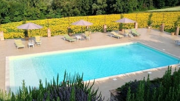 Piscine extérieure (ouverte en saison), parasols de plage