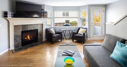 Super Location, Free Parking, 3 Bedroom + Loft, 3.5 Ba, Sleeps 10, Tesla Charger