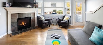 Super Location, Free Parking, 3 Bedroom + Loft, 3.5 Ba, Sleeps 10, Tesla Charger