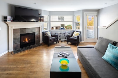 Super Location, Free Parking, 3 Bedroom + Loft, 3.5 Ba, Sleeps 10, Tesla Charger