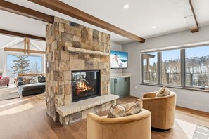 Smart TV, fireplace, books, computer monitors - Luxury Retreat -  Panoramic Mountain & Lake Views, Hot Tub & Gazebo (Silverthorne)