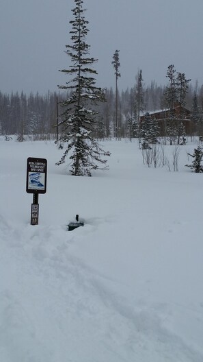 Property grounds - Luxury Silverthorne Retreat - Panoramic Mountain & Lake Views, Hot Tub & Gazebo (Silverthorne)