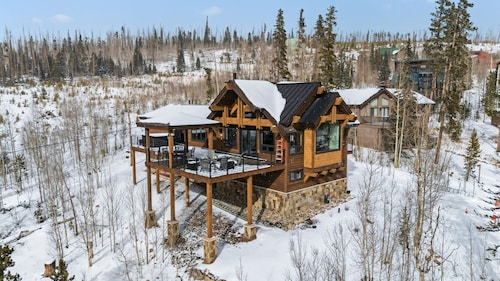 Luxury Retreat -  Panoramic Mountain & Lake Views, Hot Tub & Gazebo
