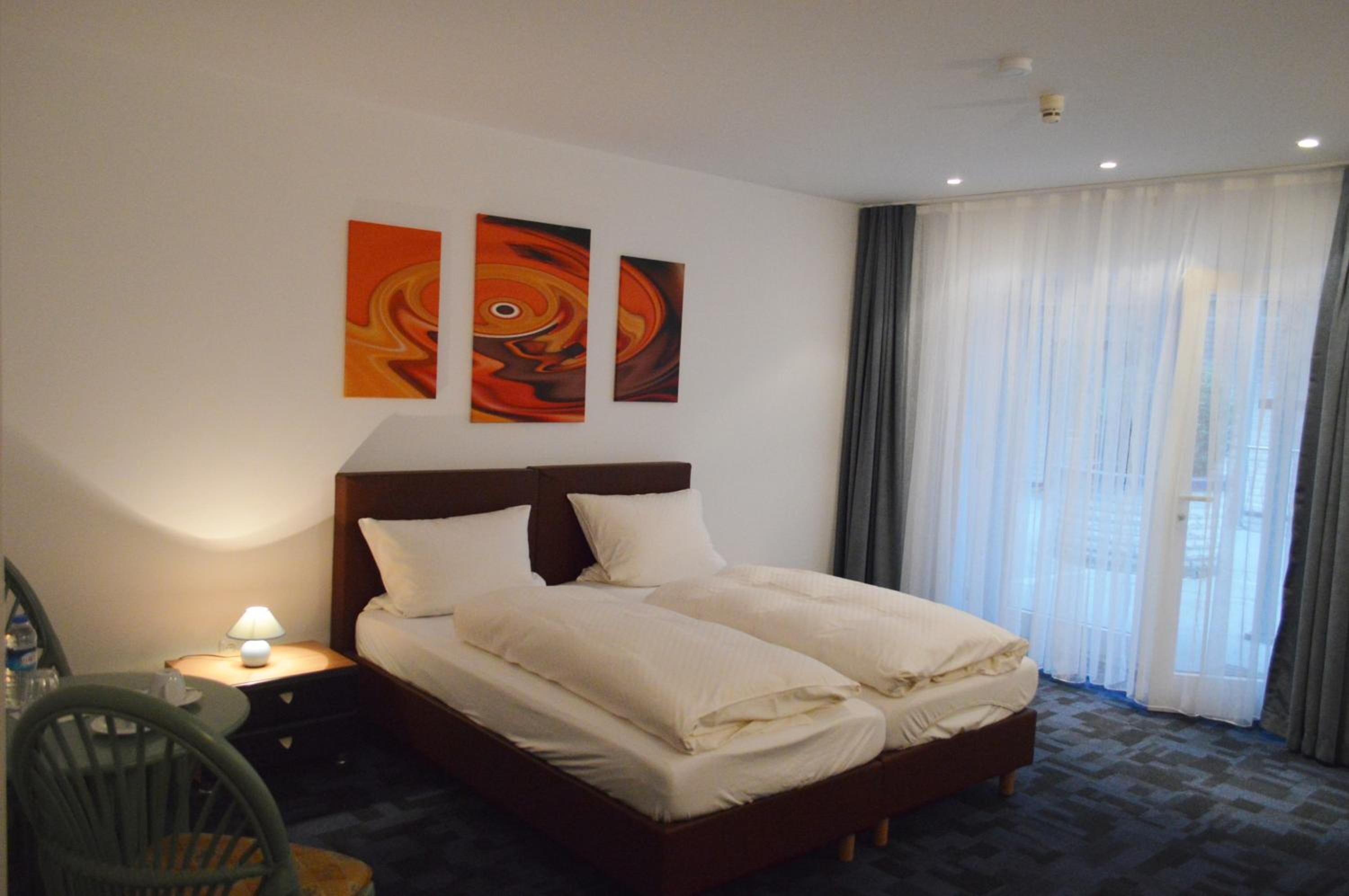 Desk, soundproofing, free WiFi, bed sheets