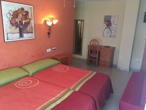 ツインルーム | セーフティボックス (室内)、デスク、遮光カーテン、可動式ベッド