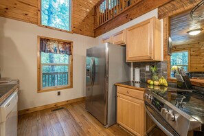 Frigorífico, microondas, horno y placa de cocina