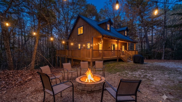A cabin with a deck, outdoor seating, and a fire pit. - PRIVATE LOG CABIN l PET FRIENDLY | HOT TUB l SAUNA (Cleveland)