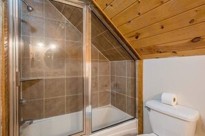 Bañera con ducha, secador de pelo, toallas, shampoo