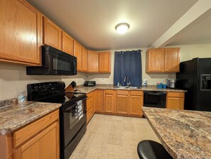 Refrigerador, microondas, horno y parrilla de estufa 