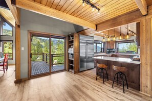 JÀÀkaappi, mikroaaltouuni, liesi, astianpesukone