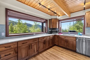 Fridge, microwave, stovetop, dishwasher