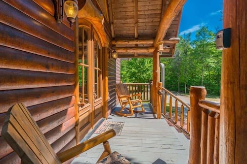 SERENITY FOR TWO CABIN l JACUZZI TUB | HOT TUB |
