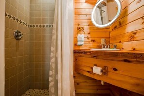 Douche, baignoire à jets, sèche-cheveux, serviettes fournies