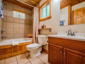 Ensemble douche/baignoire, baignoire à jets, sèche-cheveux