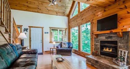 CHARMING LAKE VIEW CABIN |HOT TUB | GAME ROOM |