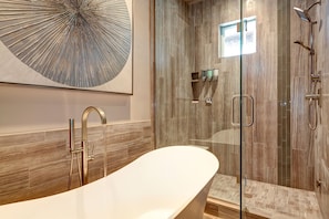 Badewanne, Haartrockner, Handtücher, Seife