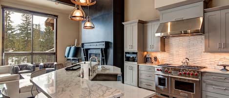 Refrigerador, microondas, horno y parrilla de estufa