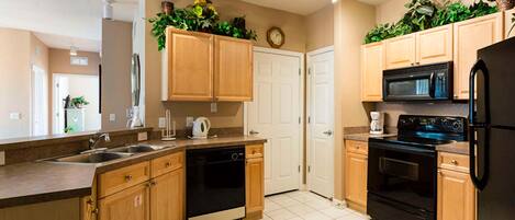 Condo | Private kitchen | Full-sized fridge, microwave, oven, stovetop