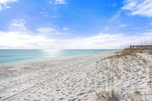Plage, chaises longues, serviettes de plage