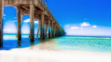 En la playa, camastros y toallas de playa