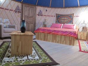 Escritorio, wifi gratis y ropa de cama 