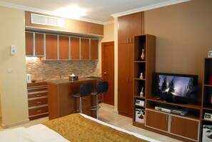 Habitación individual estándar | Minibar, caja de seguridad en la habitación y escritorio