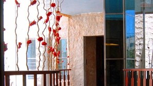 Eine geräumige Lobby mit Marmorboden, einer Glastrennwand mit roten Blumen und einem modernen Design.