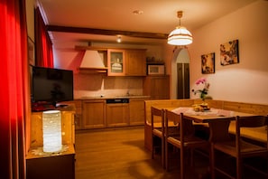 Full-sized fridge, microwave, stovetop, dishwasher - Residence Capriolo (Lavarone)