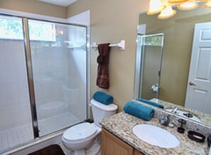 Combined shower/bathtub, towels - Royal Splendor (Davenport)
