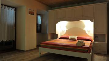 Kamar Double Deluks, 1 Tempat Tidur Double, kamar mandi umum | Dilengkapi dengan perabotan berbeda-beda dan meja kerja