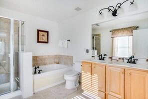 Combined shower/bathtub, towels - The Getaway at Winwood Bay (Davenport)
