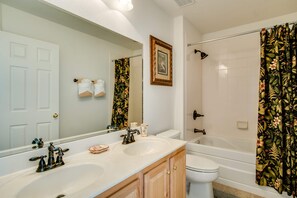 Villa | Bathroom | Combined shower/tub, towels - The Getaway at Winwood Bay (Davenport)