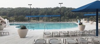 Unique Rustic, upscale, 3 br/2 ba Cabin w/Fireplace, Firepit, Pool Table & Wifi