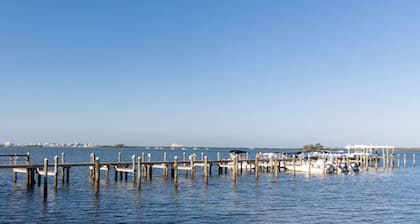 Beautiful Resort Condo with 2 Pools, Hot tub, Tiki Bar & Restaurant