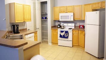 Kondominium | Dapur pribadi | Lemari es, microwave, oven, dan kompor