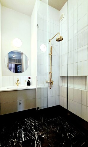 Suite monolocale Deluxe, 1 letto queen con divano letto | Bagno | Doccia, soffione a pioggia, set di cortesia gratuito, asciugacapelli