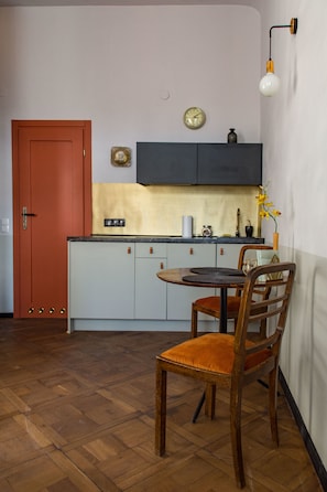 Suite studio, 1 grand lit, balcon | Cuisinette privée | Réfrigérateur grande capacité avec congélateur, surface de cuisson