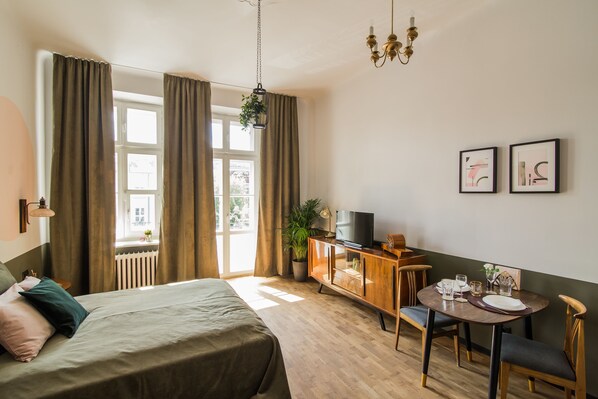 Individually decorated, individually furnished, desk, laptop workspace - Aparthotel Nowy Świat 28 (Warsaw)