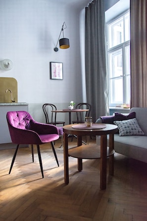 Individually decorated, individually furnished, desk, laptop workspace - Aparthotel Nowy Świat 28 (Warsaw)