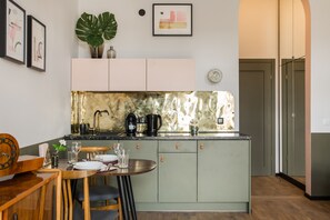 Suite studio supérieure, 1 très grand lit, balcon | Cuisinette privée | Réfrigérateur grande capacité avec congélateur, surface de cuisson