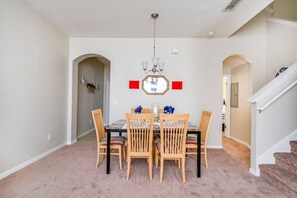 Een koelkast, een kookplaat, een vaatwasser