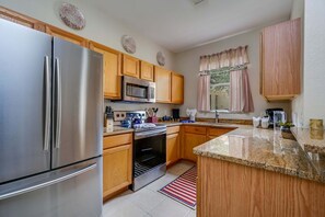 Een koelkast, een kookplaat, een vaatwasser