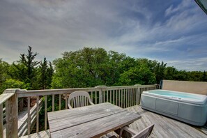 Outdoor dining - Casa Creekside w/ hot tub and bikes! (Avon)