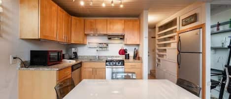 Studio | Private kitchen | Fridge, oven, coffee/tea maker, toaster