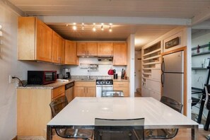 Studio | Private kitchen | Fridge, oven, coffee/tea maker, toaster