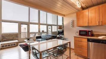 Estudio | Cocina privada | Refrigerador, horno, cafetera y tetera y tostadora